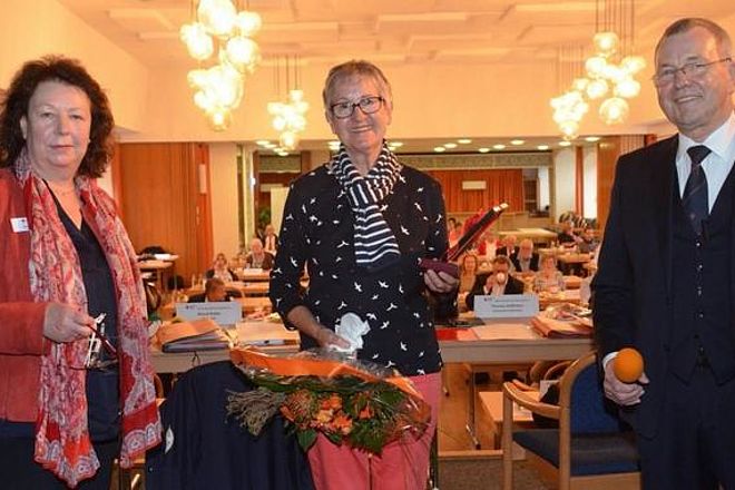 Elke Klos (links) und Bernd Koller (rechts) ehren Marion Strüver mit der Verdienstmedaille des DRK-Landesverbandes Niedersachsen. Quelle: Vera Skamira