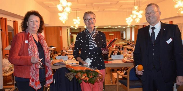 Elke Klos (links) und Bernd Koller (rechts) ehren Marion Strüver mit der Verdienstmedaille des DRK-Landesverbandes Niedersachsen. Quelle: Vera Skamira