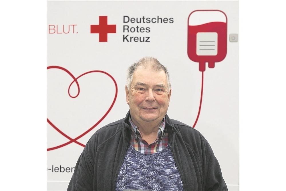 Rolf Schaper (70) hat zum 100. Mal Blut gespendet.