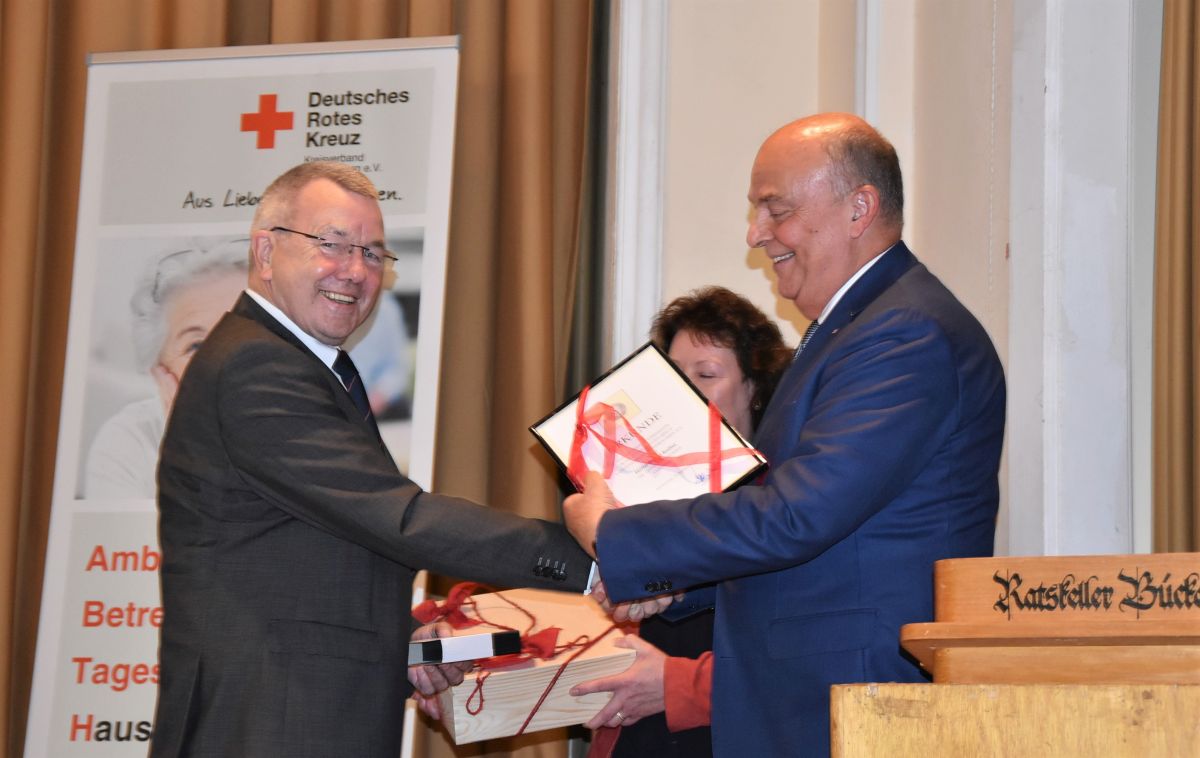 Bernd Koller (l.) erhält von Hans Hartmann die Verdienstmedaille des Landesverbandes.
