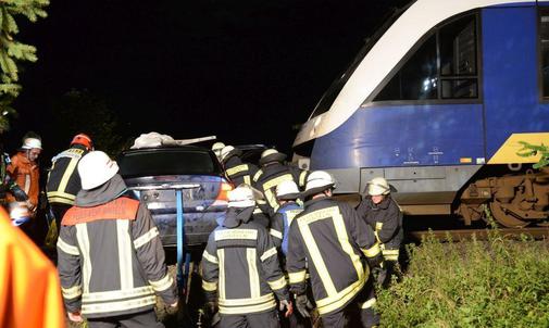 Das Auto musste für die Übung mit einem Kran auf die Gleise gehievt werden. Quelle: tol Das Auto musste für die Übung mit einem Kran auf die Gleise gehievt werden. Quelle: tol