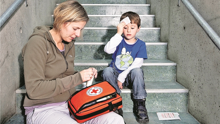 Ob kleine Wunde oder größerer Unfall – die wichtigsten Erste-Hilfe-Maßnahmen sind nicht schwer zu erlernen. Foto: Falko Siewert/DRK Ob kleine Wunde oder größerer Unfall – die wichtigsten Erste-Hilfe-Maßnahmen sind nicht schwer zu erlernen. Foto: Falko Siewert/DRK